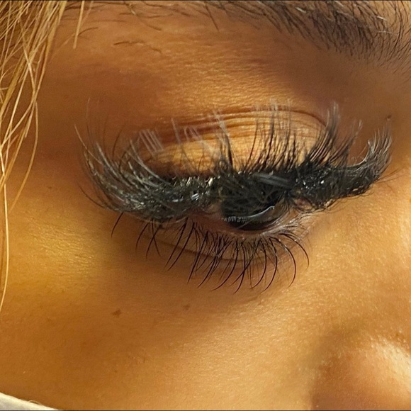 Individual Eyelashes Extensions - Picture 2 of 12